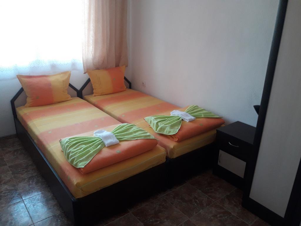 Georgievi Guest House Pomorie Exteriör bild
